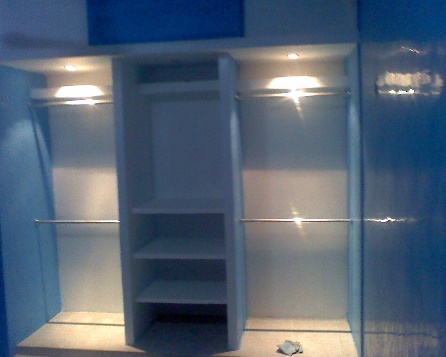 Imagen de closet de tablaroca moderno de diseño abierto